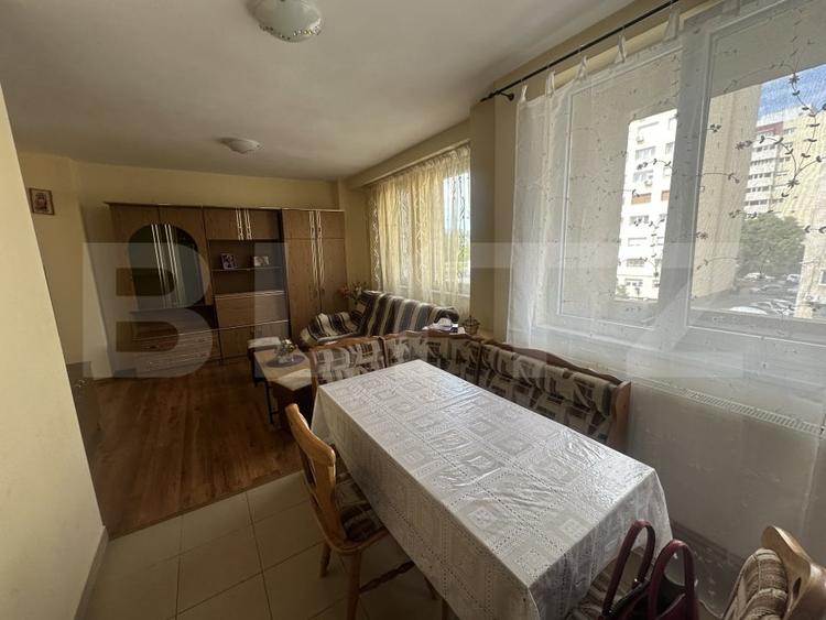 Apartament cu 3 camere, decomandat, 60 mp, zona Centrala - 2