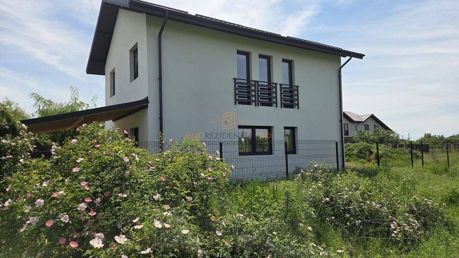 Casă individuală cu 4 camere cu Canalizare în 1 Decembrie