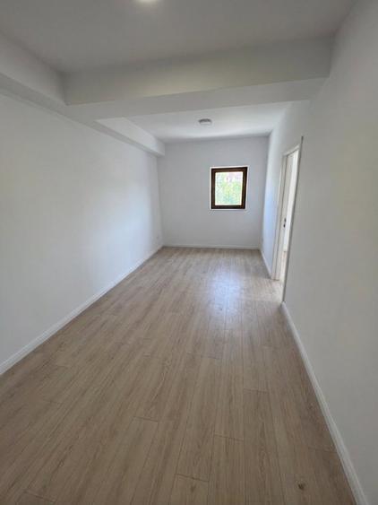 Casă individuală cu 13 camere cu Canalizare în Lacul Tei