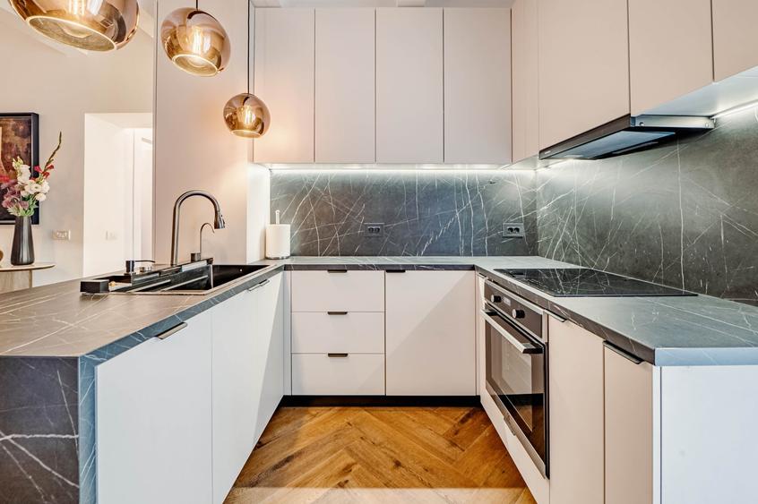 Apartament cu 3 camere semidecomandat, mobilat în Cișmigiu