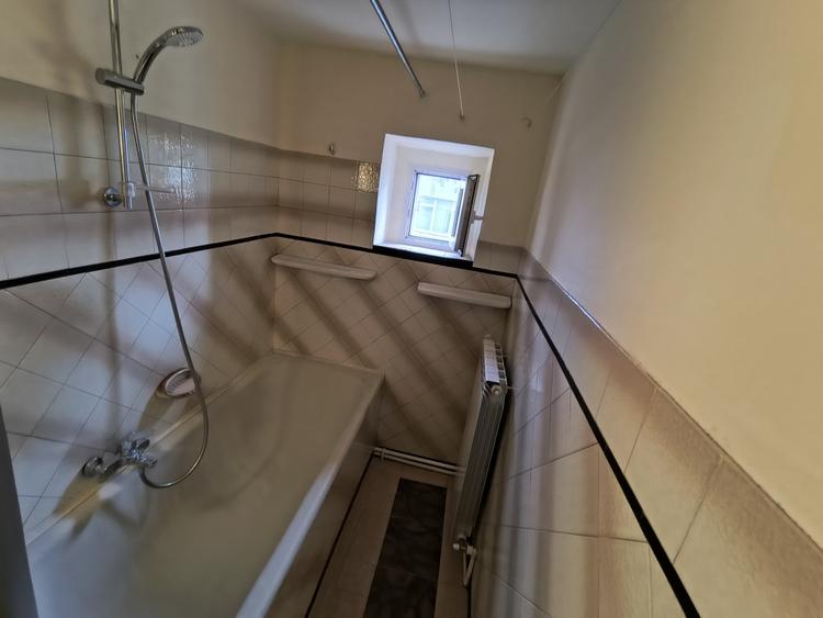 Apartament cu 3 camere decomandat, mobilat în