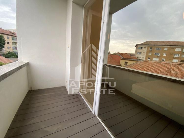Apartament cu 4 camere decomandat, mobilat în Central