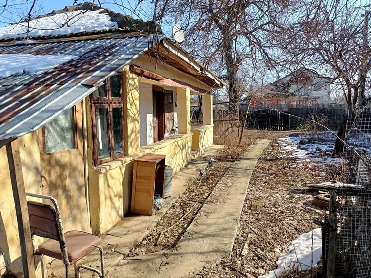 Casă cu 2 camere cu Teren 1000 Mp în Nuci
