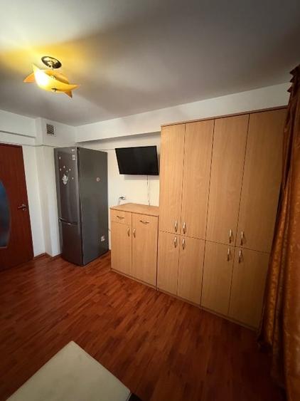 Apartament cu 3 camere decomandat, mobilat în Craiovița Nouă