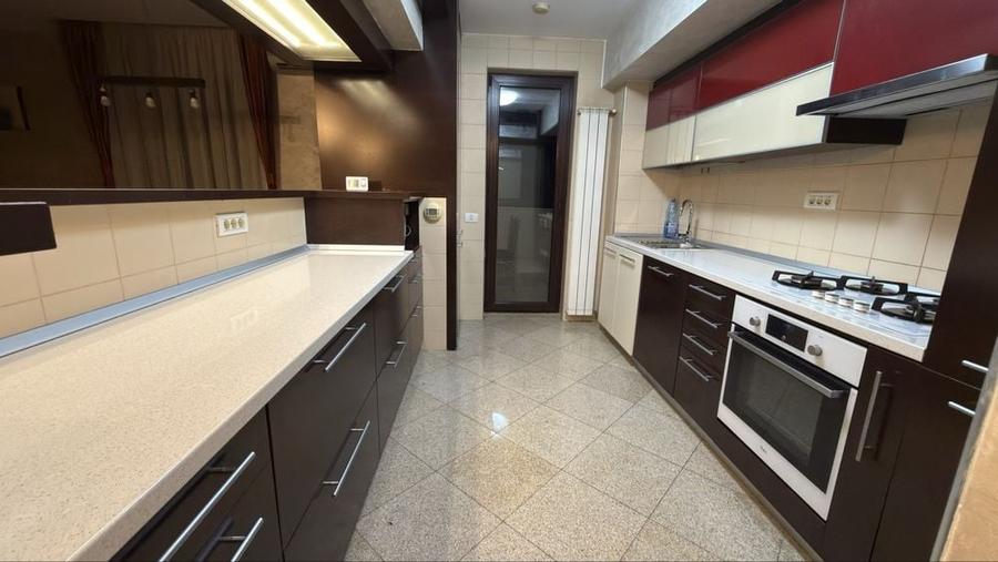 Apartament cu 3 camere decomandat în Runcu