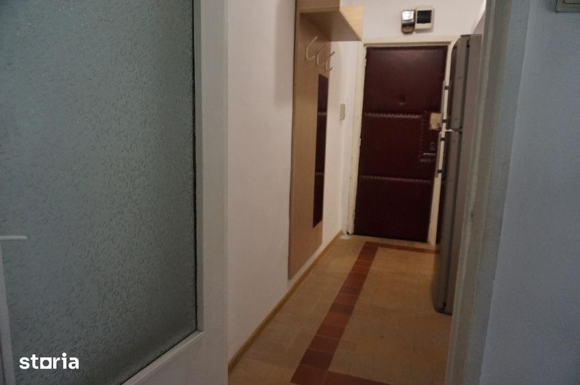 Apartament cu 3 camere semidecomandat în Girocului