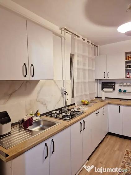 Apartament cu 3 camere semidecomandat în Militari