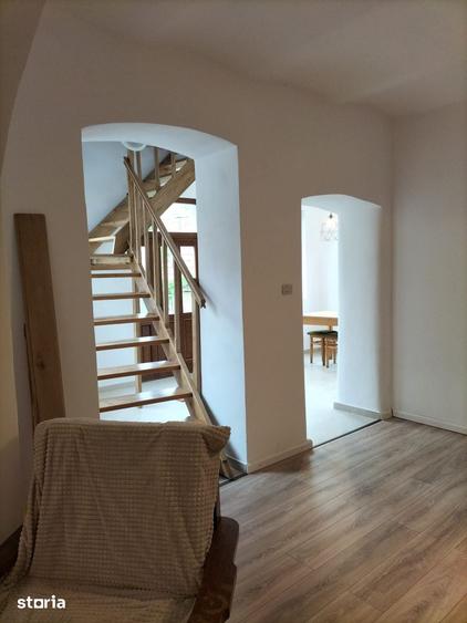 Casă cu 5 camere cu Teren 180 Mp în Schei