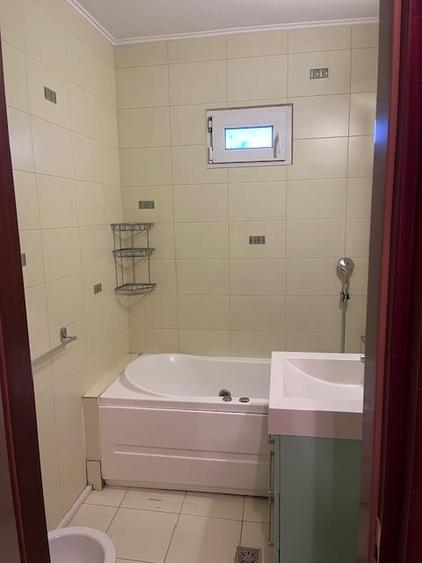 Apartament cu 3 camere decomandat în Drumul Taberei