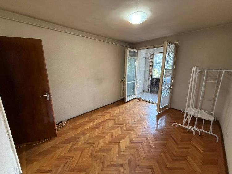 Apartament cu 4 camere semidecomandat în Titan