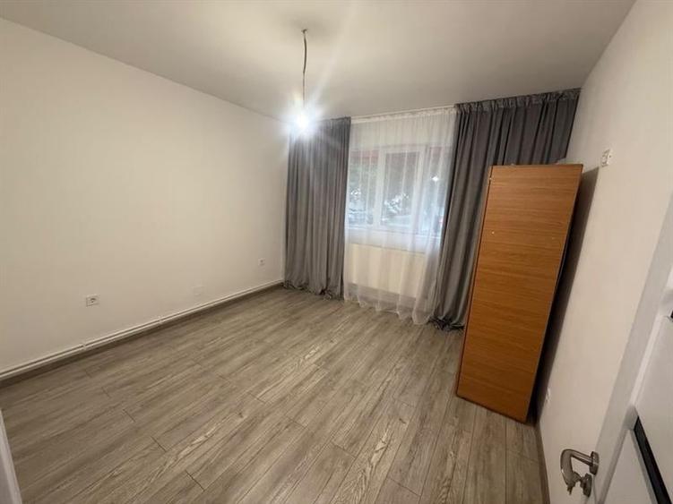 Apartament cu 3 camere decomandat în Craiovița Nouă