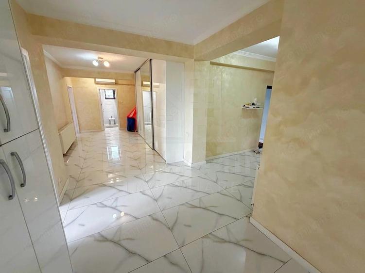 Apartament cu 5 camere decomandat în Craiovița Nouă