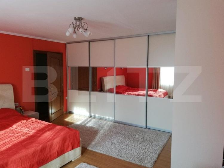 Casă individuală cu 8 camere cu Canalizare în Cristian