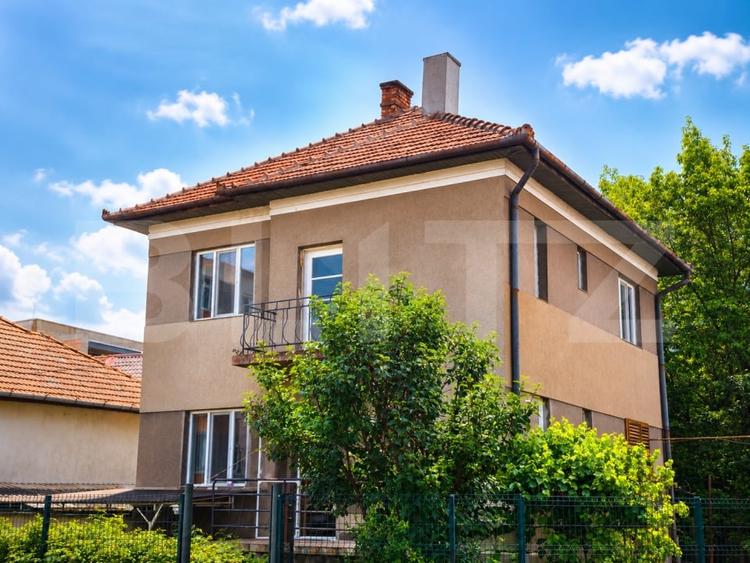 Casă individuală cu 6 camere cu Canalizare în Central