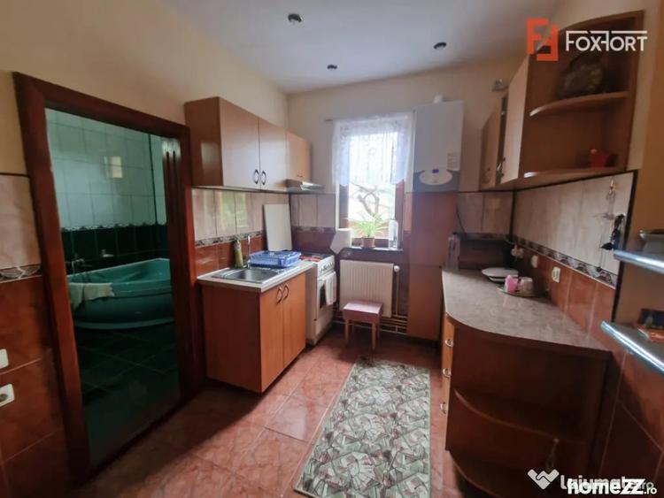Casă cu 7 camere cu Teren 1500 Mp în Bazoș