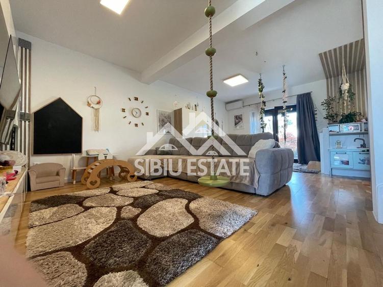 Duplex cu 5 camere cu Canalizare în Cristian