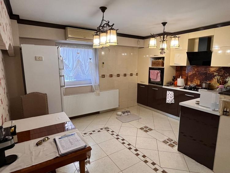 Apartament cu 3 camere decomandat, mobilat în Nerva Traian
