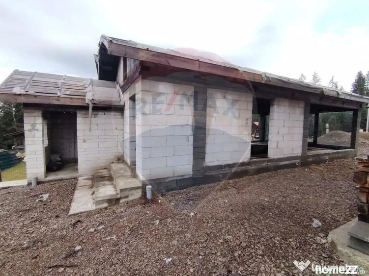 Casă cu 8 camere cu Teren 1000 Mp în Poiana Stampei