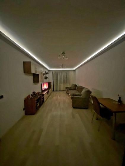 Apartament cu 3 camere decomandat în 13 Decembrie