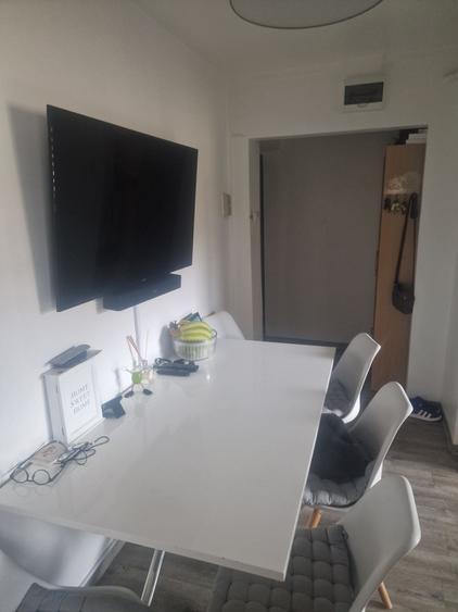 Apartament cu 3 camere semidecomandat în Central