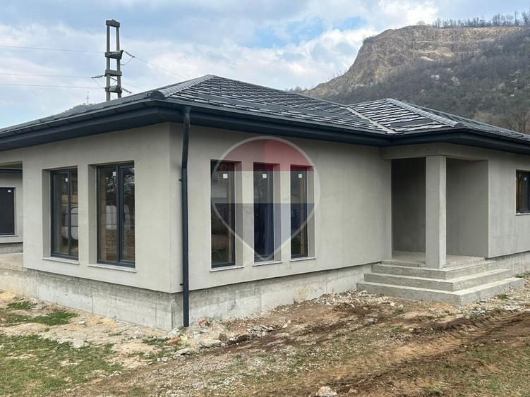 Casă individuală cu 3 camere cu Teren 750 Mp în Est