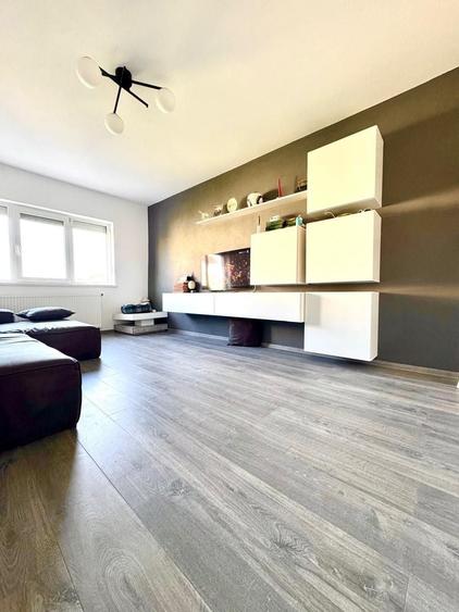 Apartament cu 3 camere decomandat în Girocului