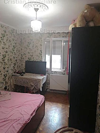 Apartament cu 3 camere semidecomandat în Obor