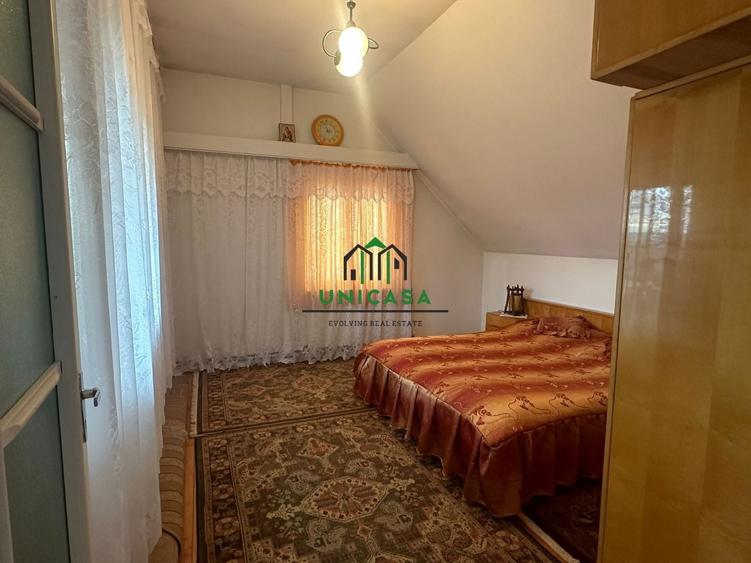 Casă individuală cu 8 camere cu Canalizare în Cetățuia