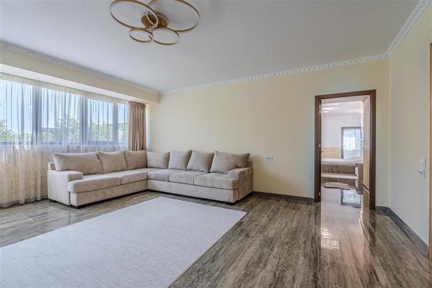 Casă individuală cu 9 camere cu Piscina în Central