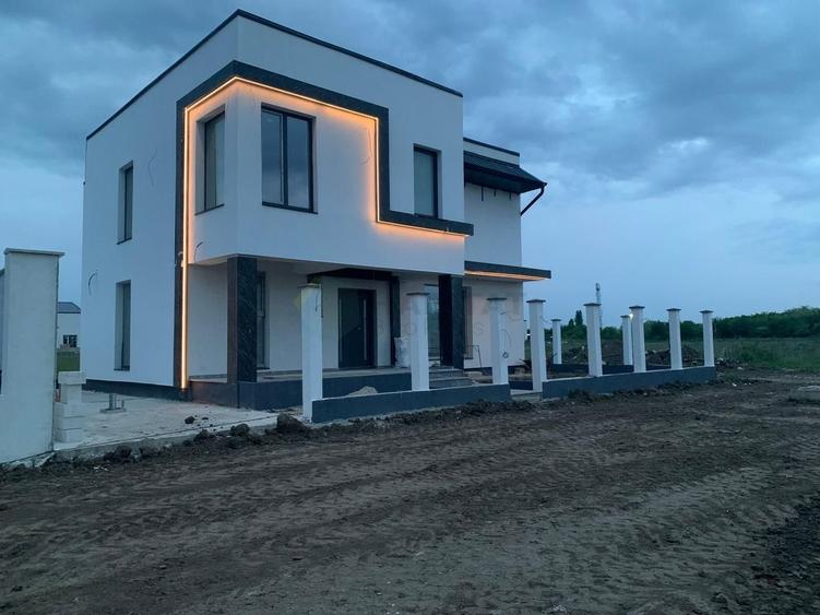 Casă individuală cu 4 camere cu Canalizare în Tunari