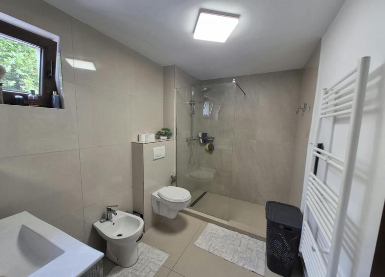 Casă individuală cu 6 camere cu Canalizare în Domnești
