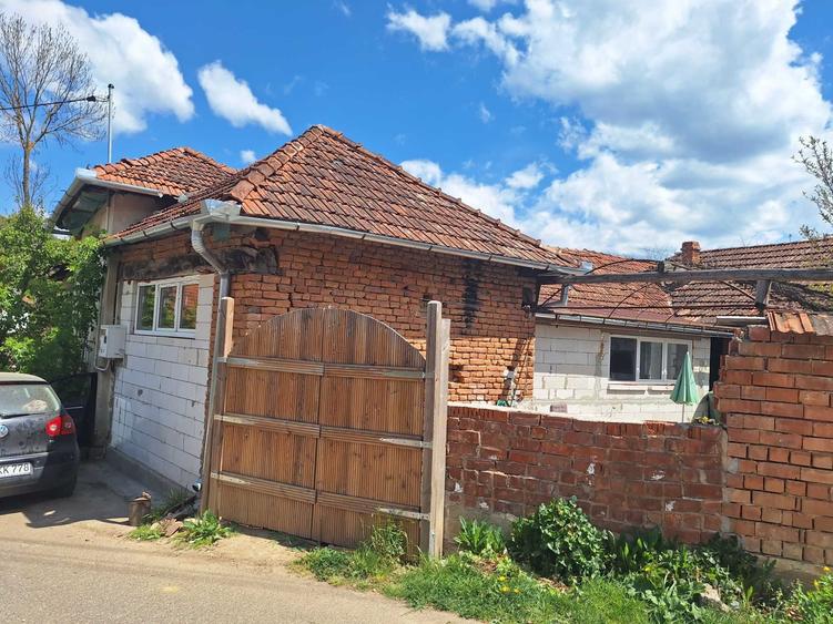 Casă cu 4 camere în Câmp