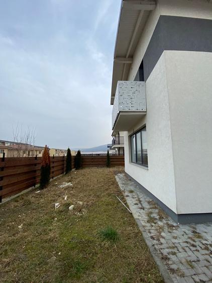 Duplex cu 4 camere cu Canalizare în Florești