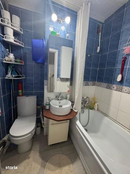 Apartament cu 4 camere semidecomandat în Craiovița Nouă