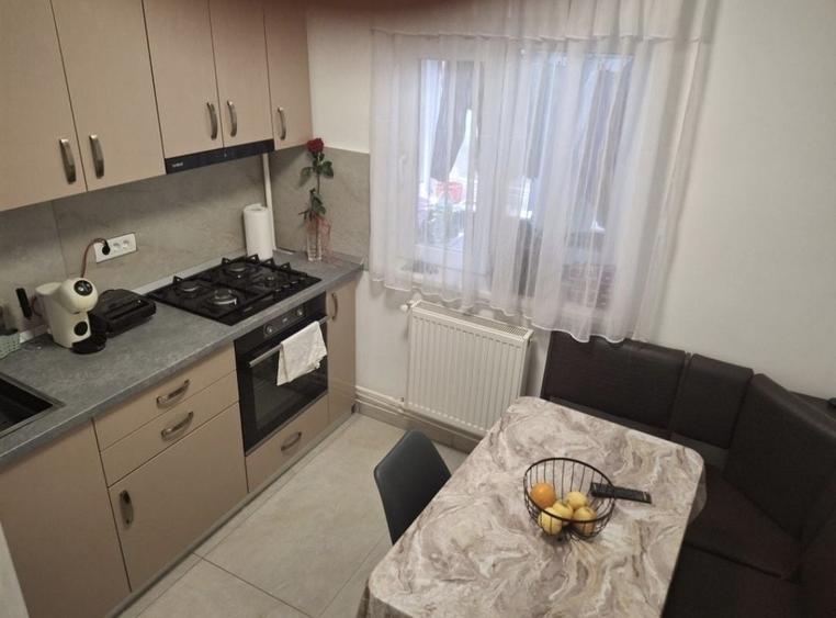 Apartament cu 3 camere decomandat în Crâng