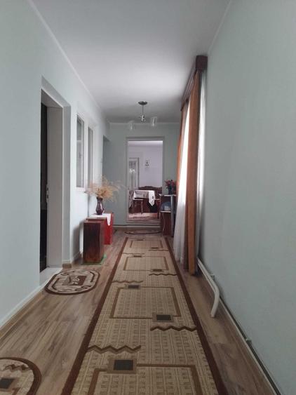 Casă cu 4 camere decomandat în Central