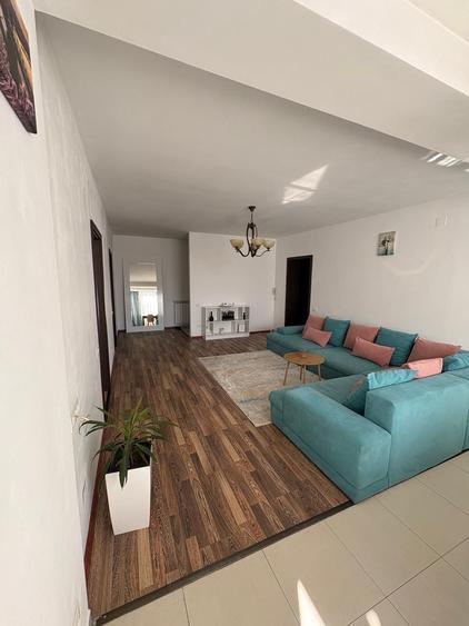 Apartament cu 3 camere semidecomandat în Lipovei