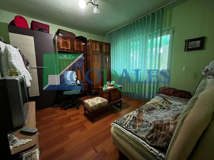 Apartament cu 3 camere decomandat, mobilat în Aradului