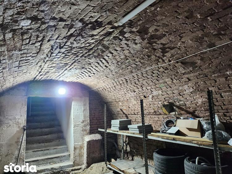 Casă cu 9 camere cu Teren 260 Mp în Central