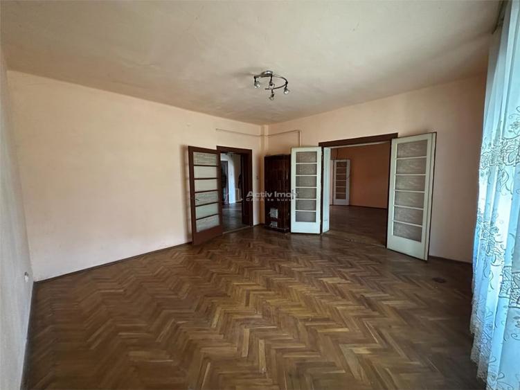 Casă cu 6 camere cu Teren 238 Mp în Central