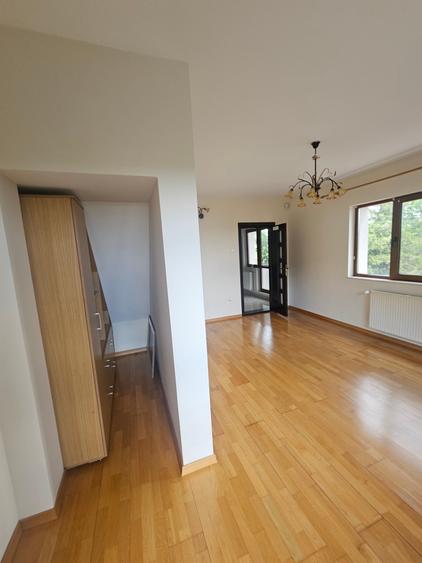 Casă cu 9 camere cu Garaj în Valea Lupului