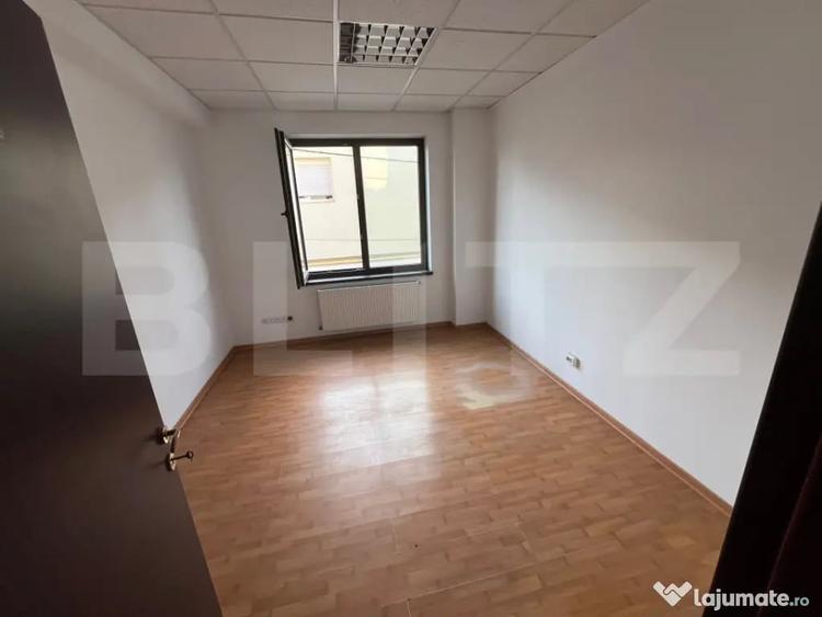 Spațiu comercial, de 586 mp, în Micro 11