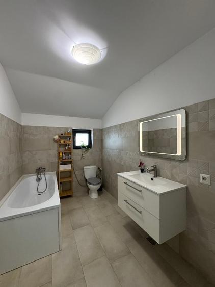 Casă individuală cu 4 camere cu Canalizare în Nord-Est
