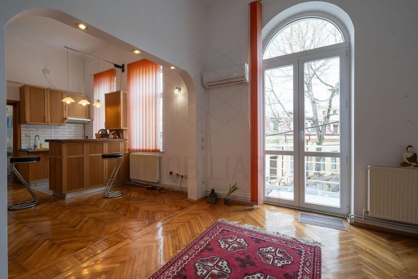 Apartament cu 3 camere semidecomandat, mobilat în P-ța Victoriei