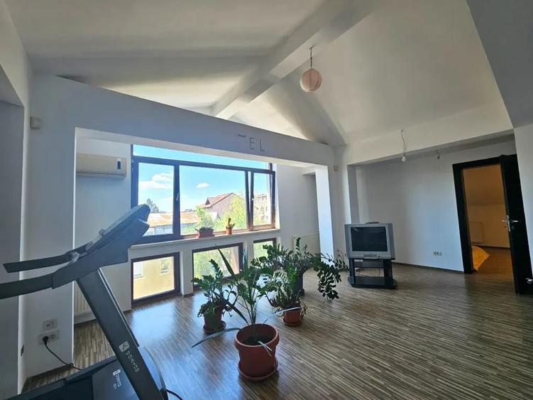 Casă cu 5 camere cu Teren 187 Mp în Domenii