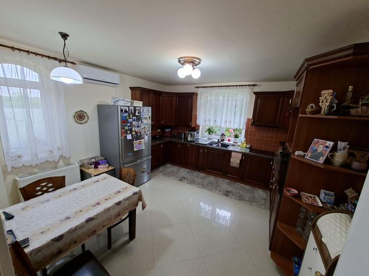 Casă cu 4 camere decomandat în Ghiroda