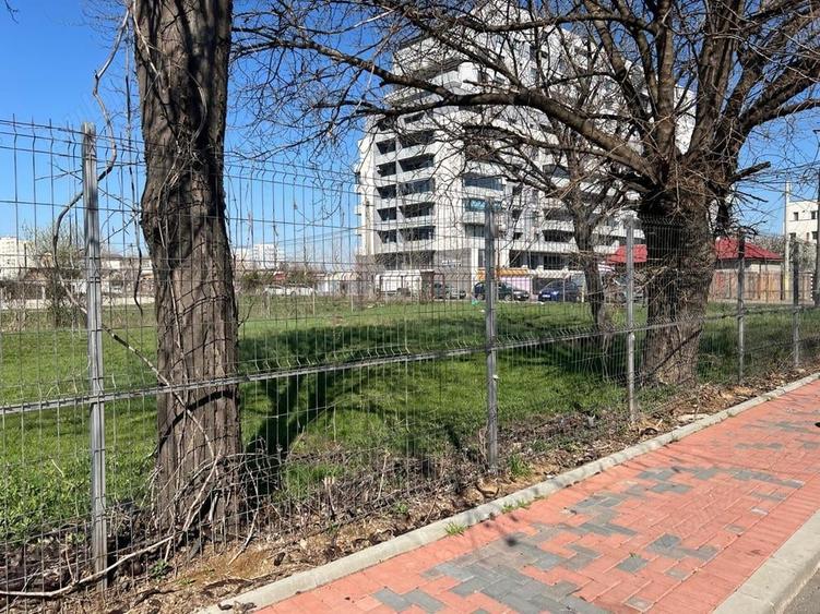 Teren de 1750 mp, în Titan