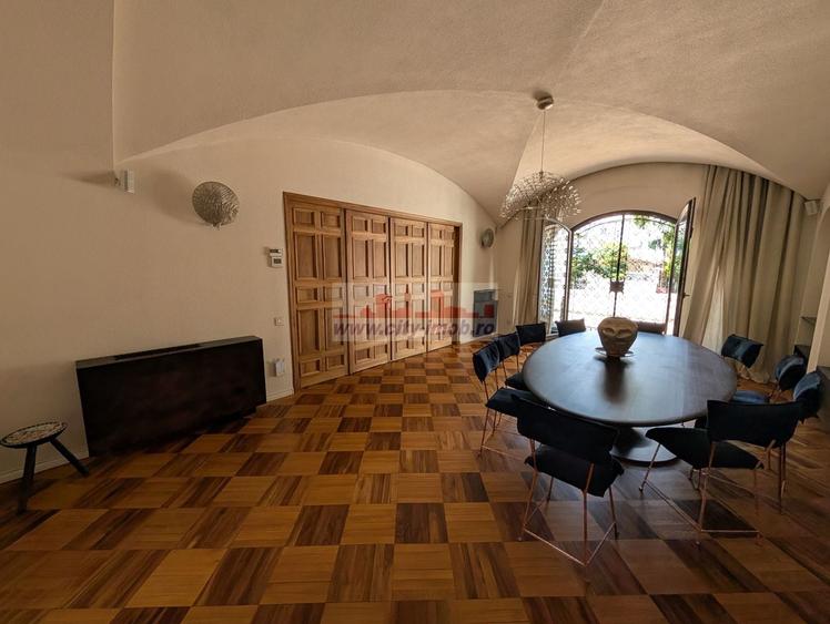 Casă individuală cu 9 camere cu Canalizare în Dacia
