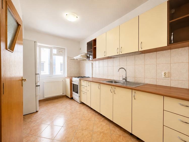 Apartament cu 3 camere decomandat în Iancului