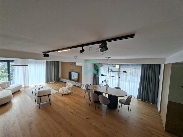 Apartament cu 4 camere decomandat în Drumul Poienii